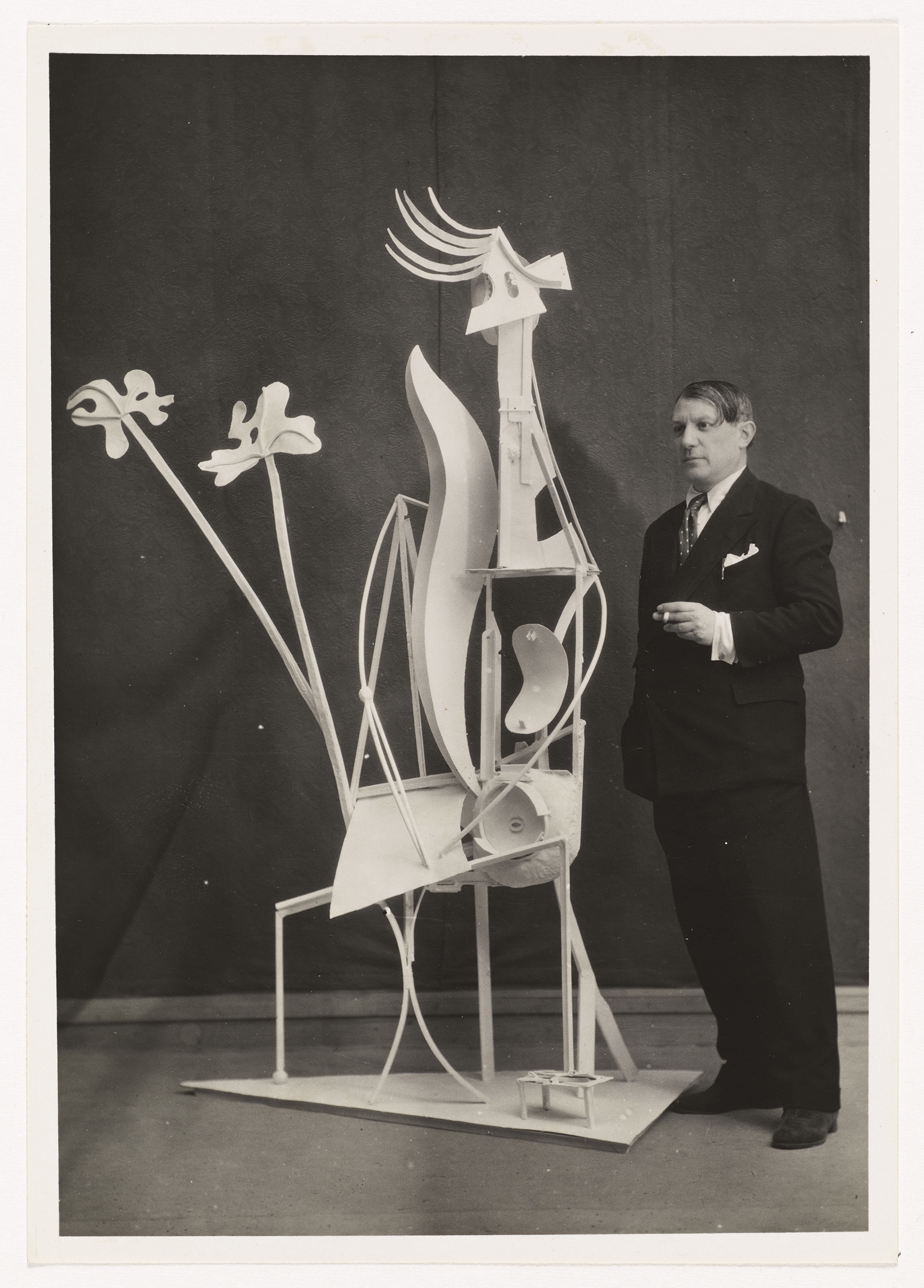 Anonyme - Picasso devant la sculpture "La femme au jardin" (MP267) lors de l'exposition du 16 juin au 30 juillet 1932 à la galerie Georges Petit - APPH6652 - 15-512798 