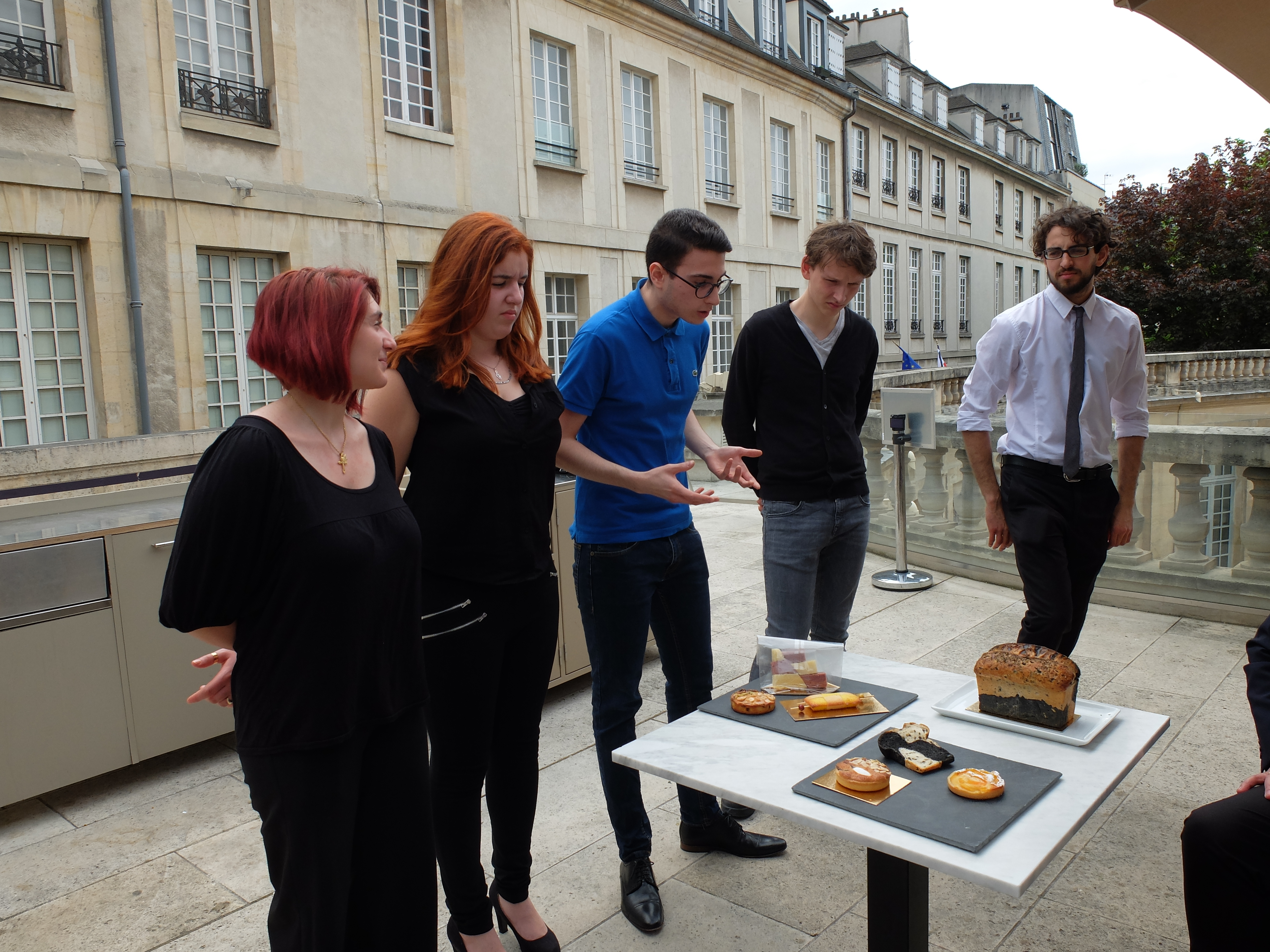 Les 5 apprentis présentant leurs produits sur la terrasse du musée