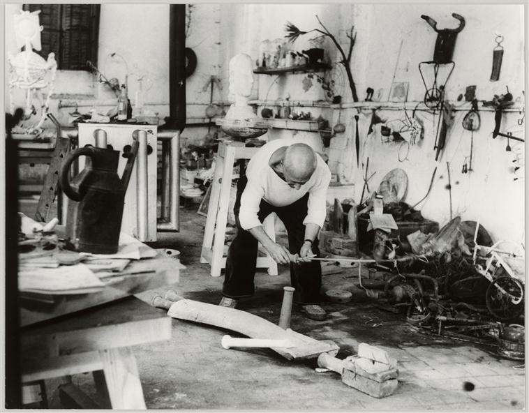 André Villiers, Pablo Picasso assemblant la sculpture « La Femme à la clé » ou dit « La Taulière » dans l’atelier du Fournas, 1953, Vallauris, Musée national Picasso – Paris