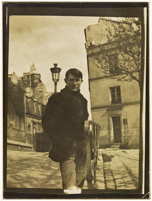 Anonyme - Portrait de Picasso sur la place Ravignan, à Montmartre - APPH15301 - 15-526521 