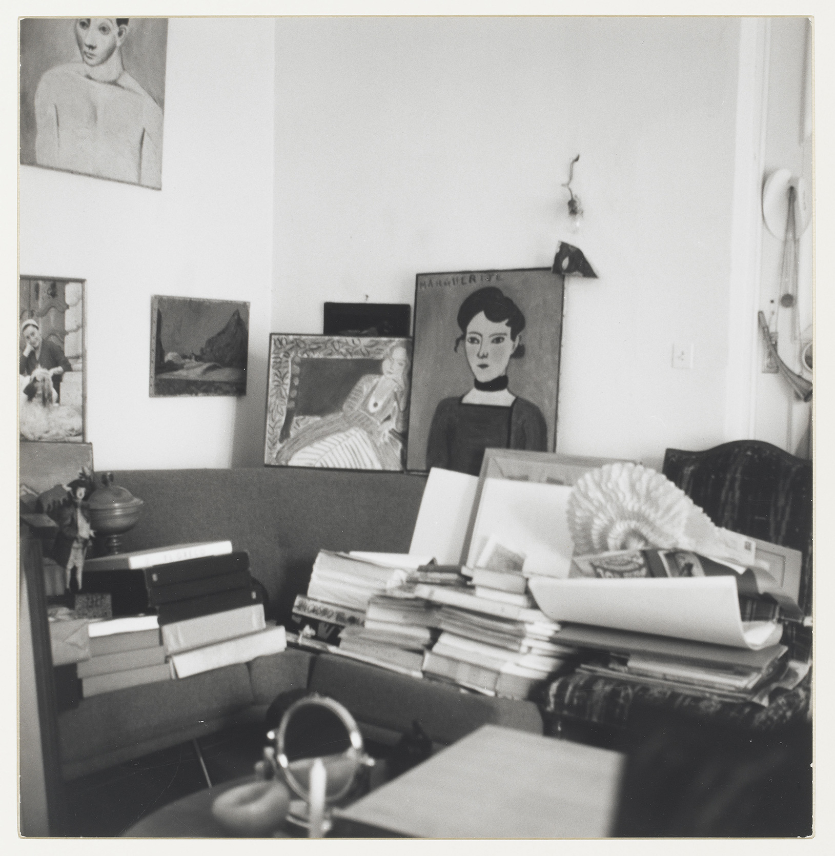 André Gomès - Les toiles "Marguerite", "Jeune fille assise en robe persane" de Henri Matisse et "Autoportrait" de Picasso dans un coin de l'atelier de Notre-Dame-de-Vie - APPH7830 - 08-517586