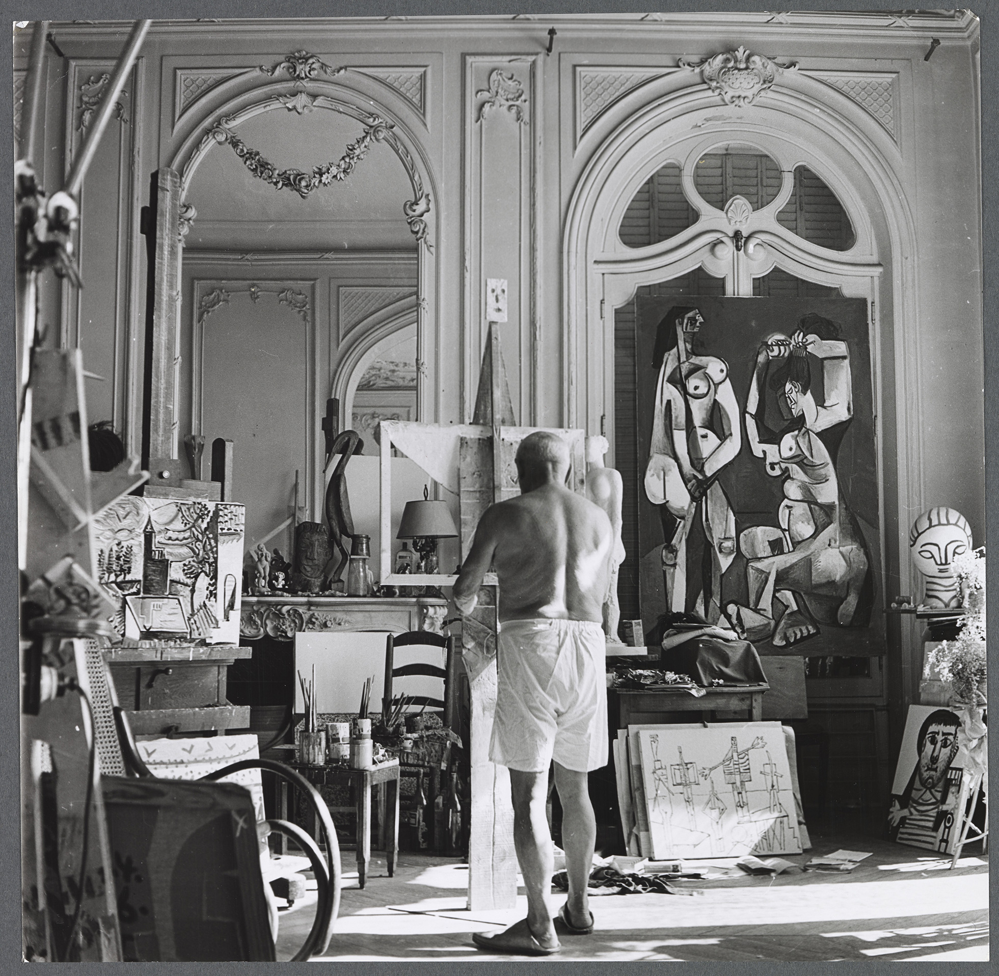 André Villers - Pablo Picasso installant l'un des "Baigneurs" en bois dans l'atelier de La Californie - APPH4221- 15-518347