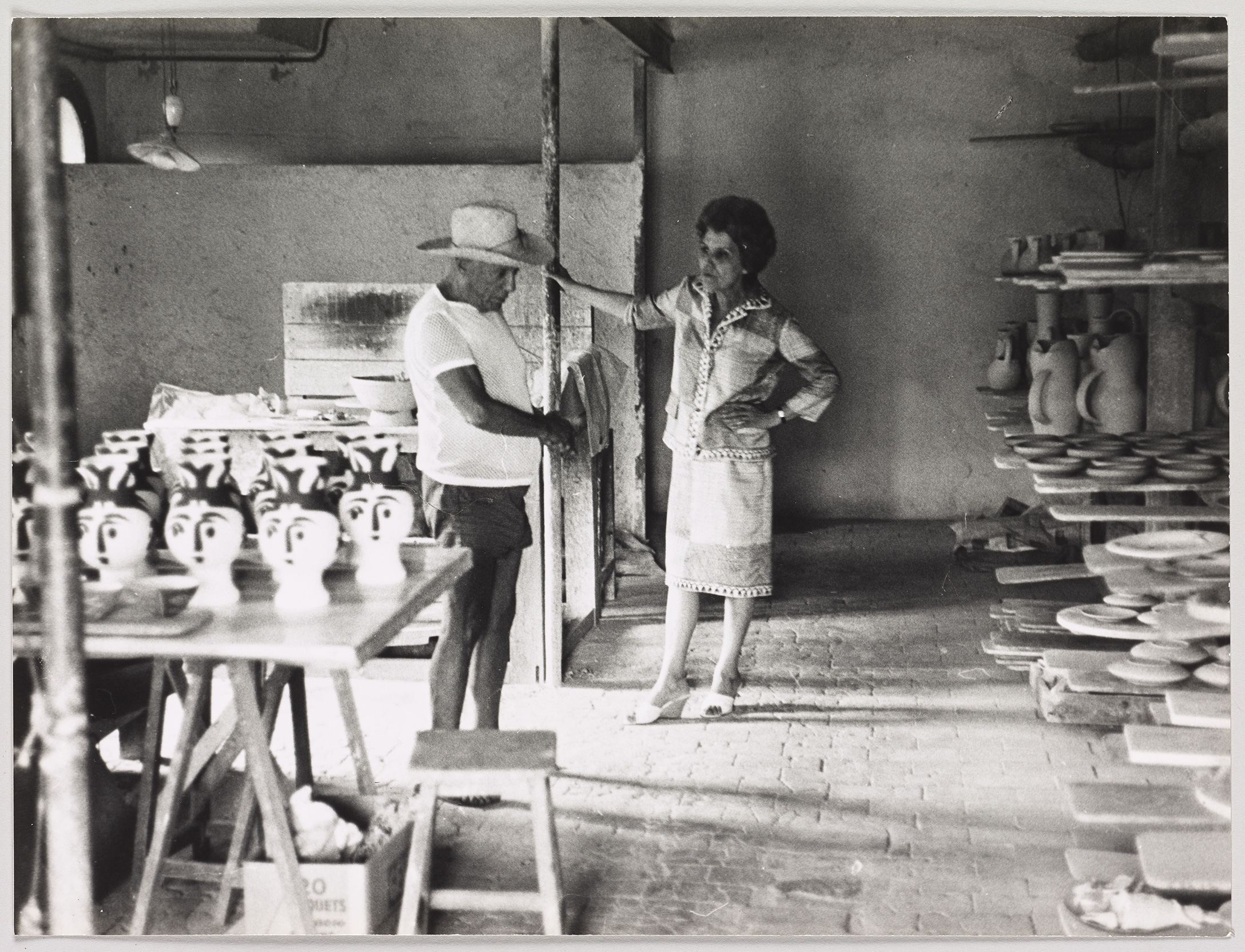 Lucien Clergue - Pablo Picasso avec Suzanne Ramié dans l'atelier Madoura - APPH391 - 15-651717