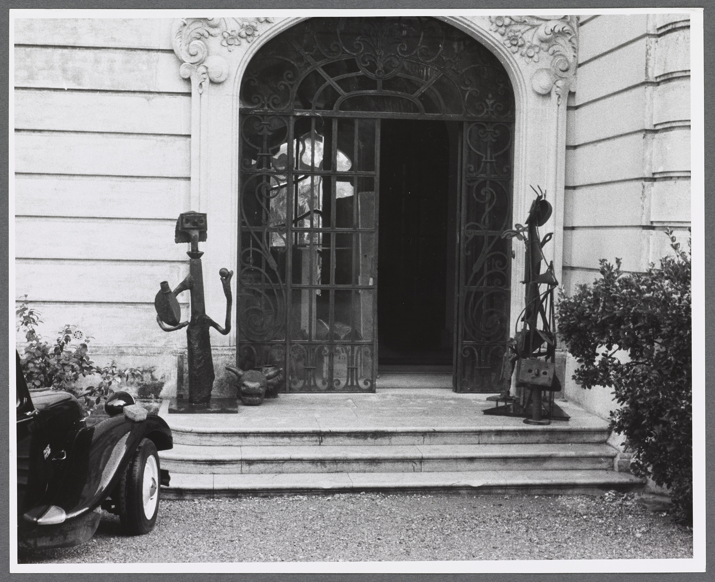 Anonyme - Présentation de sculptures en bronze "Femme à l'orange", "Tête de taureau", "Femme au jardin", "Femme accoudée", "Tête" - APPH7516 - 15-651724 