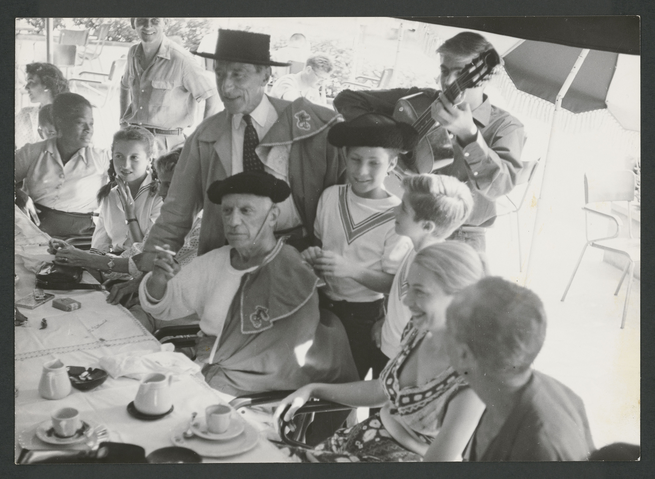 Jean Nocenti - Pablo Picasso avec Jean Cocteau en torero et Jeanne Creff au restaurant - APPH7642 - 16-537961