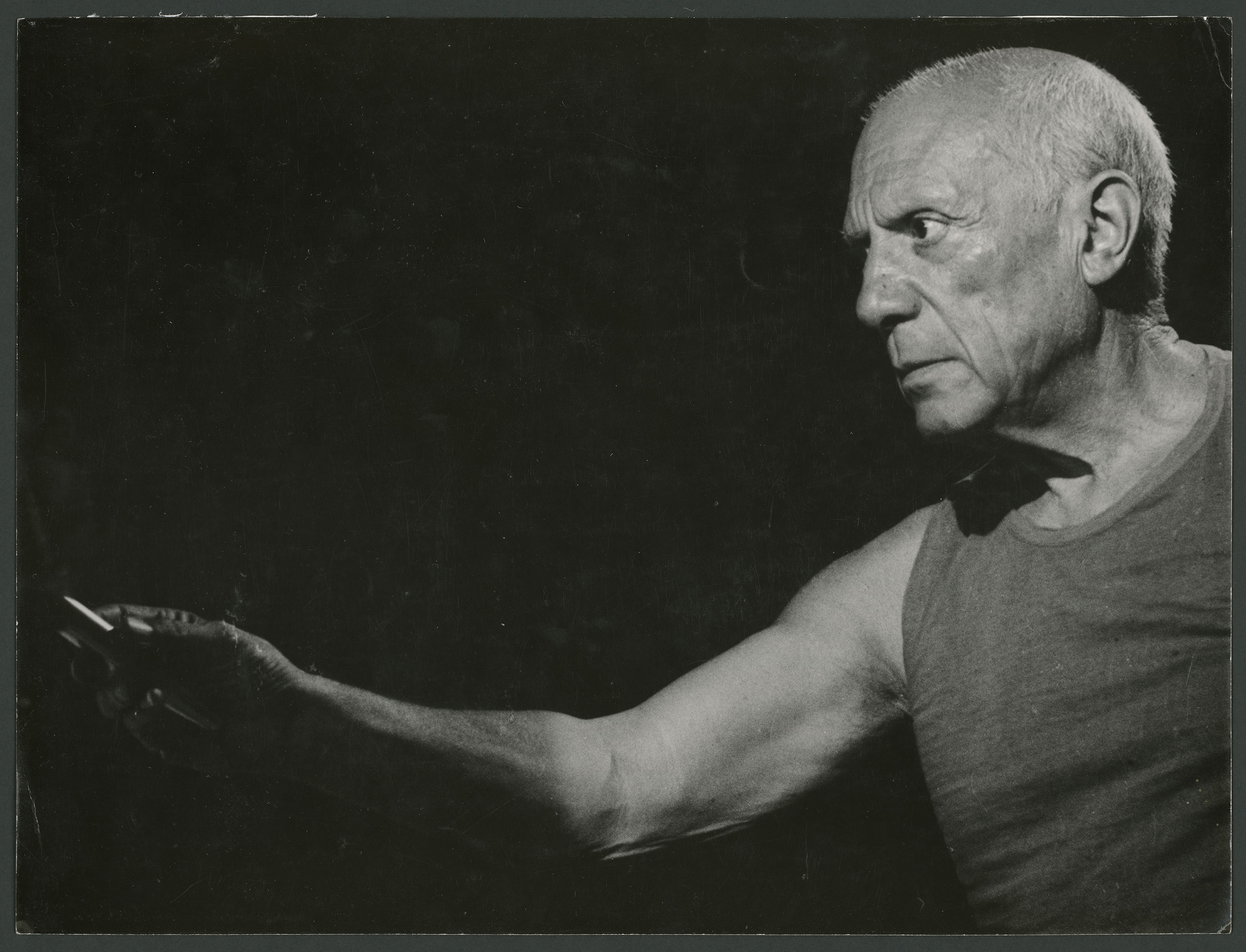 André Villers - Profil de Pablo Picasso dessinant sur le tournage du film "Le mystère Picasso" - APPH2020 -16-538446