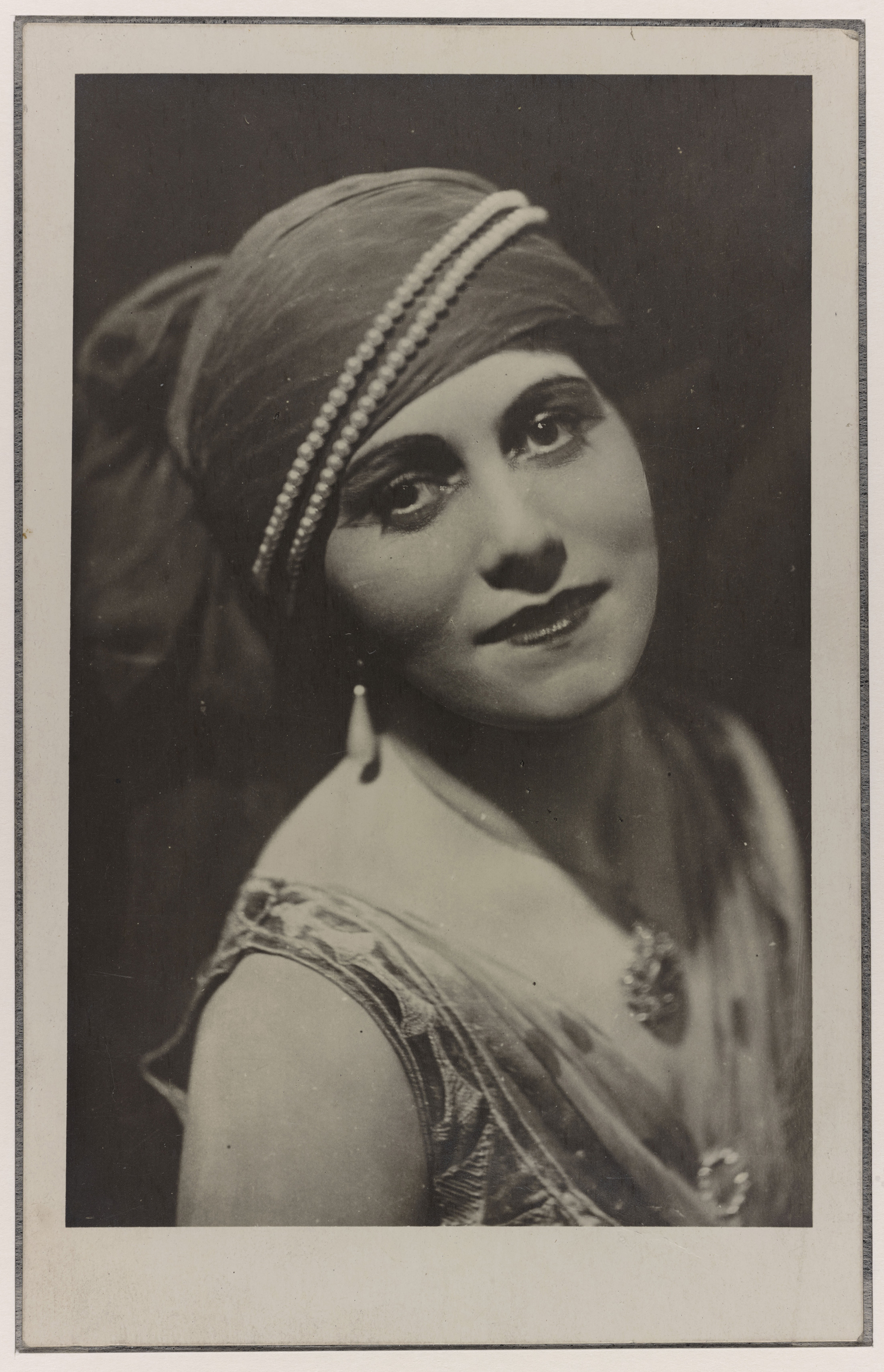 Anonyme - Portrait d'Olga dans le rôle d’une femme du Sultan danAnonyme - "Shéhérazade" des Ballets russes - APPH3627(1) - 17-501594 