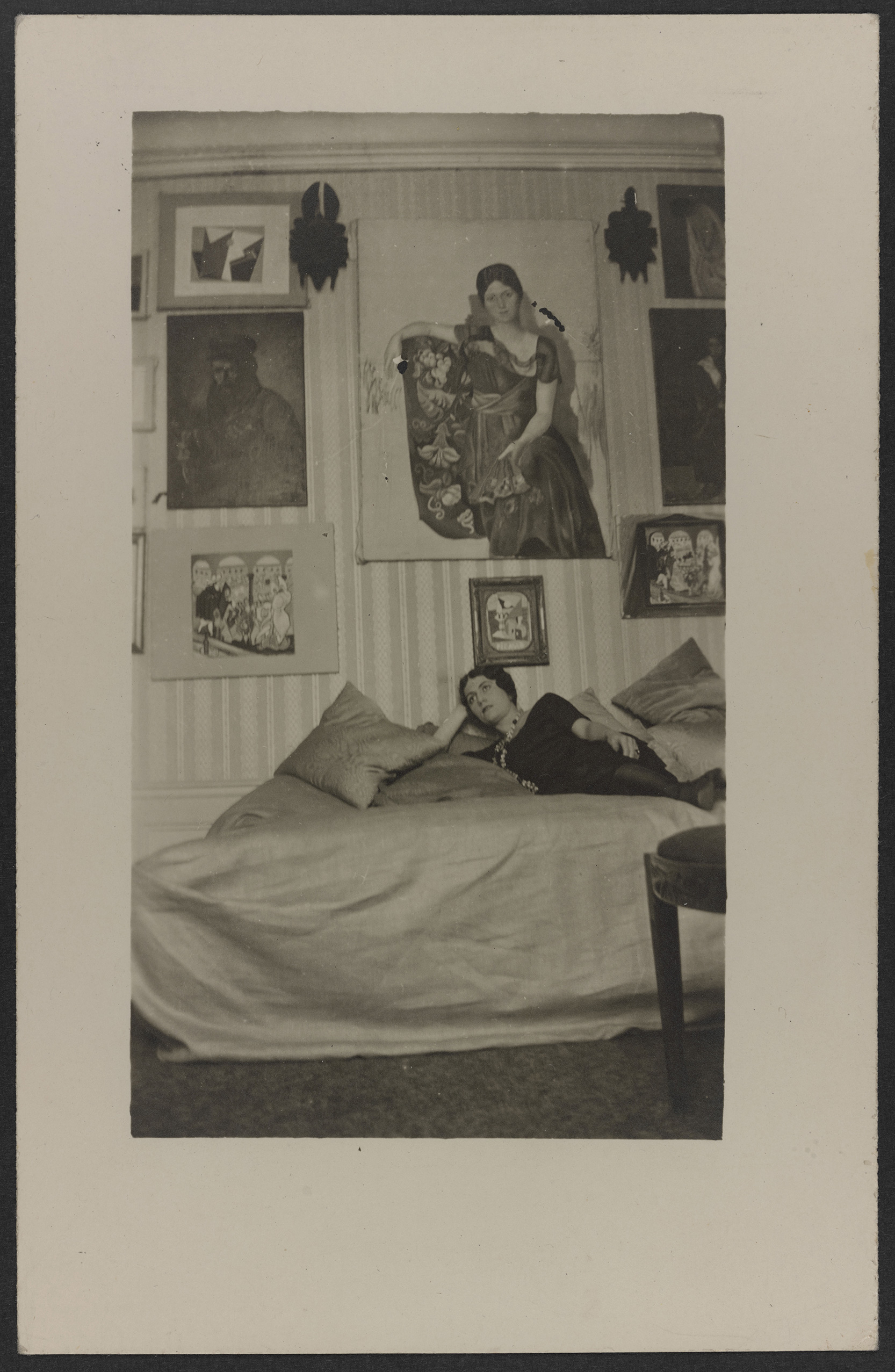 Anonyme - Olga Picasso allongée sur un lit, sous son portrait et d'autres œuvres - APPH6654 - 16-568792