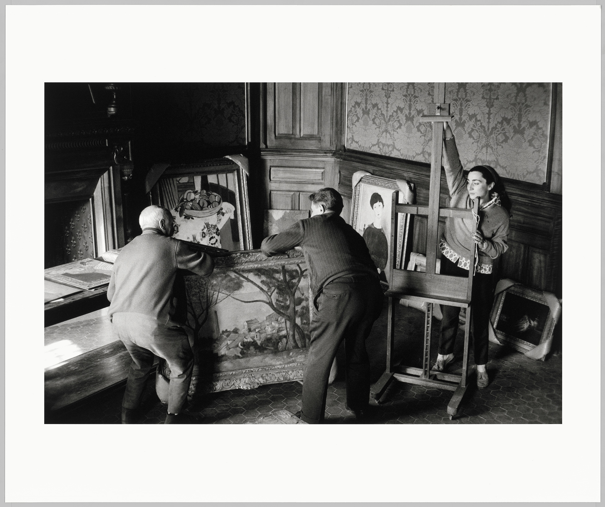 David Douglas Duncan - Pablo Picasso avec son fils Paulo et Jacqueline Roque en train de déplacer sa collection personnelle au château de Vauvenargues - DunDav132 -16-569904