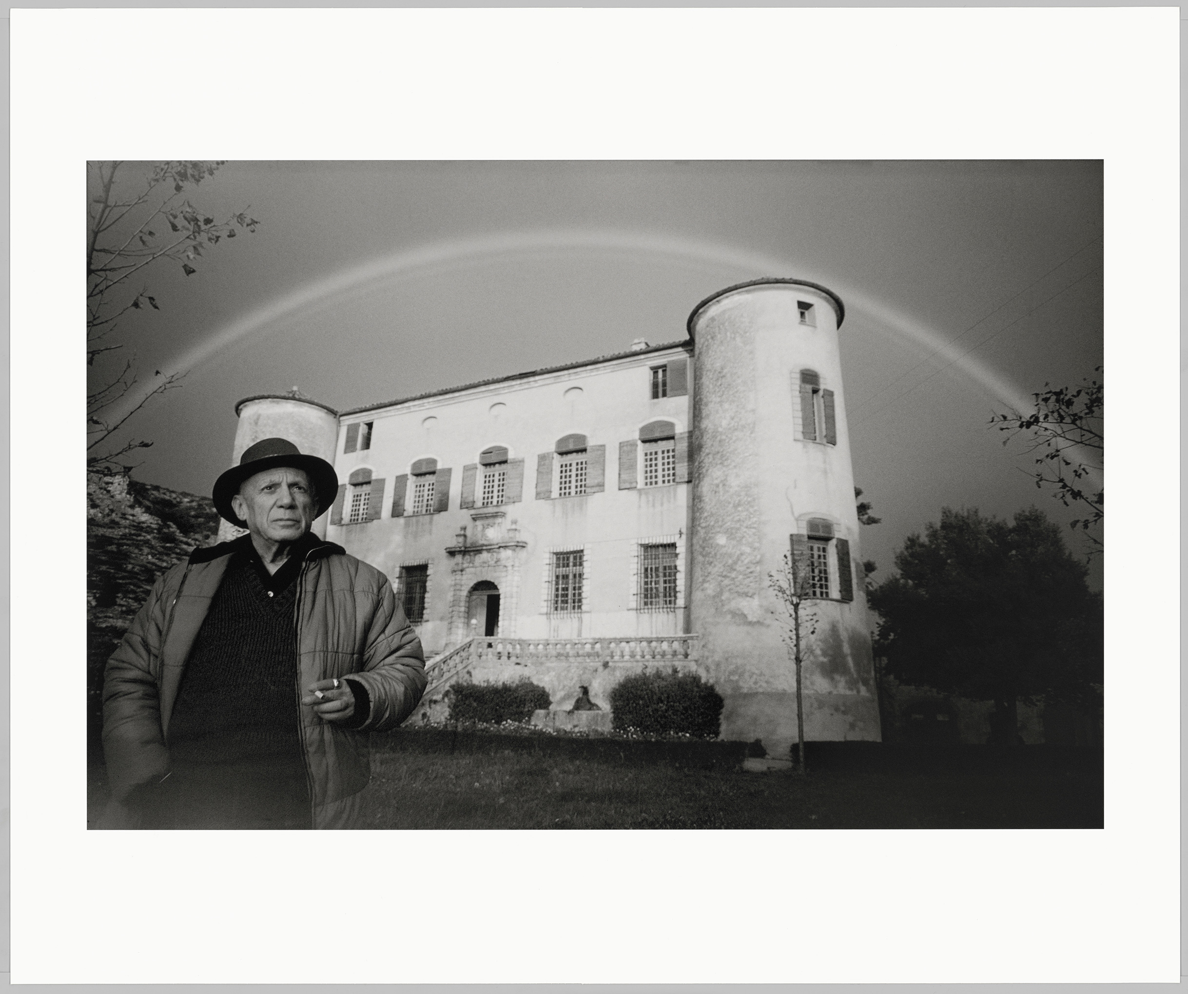 David Douglas Duncan - Pablo Picasso devant le Château de Vauvenargues, en automne 1959 - DunDav001 - 16-593474 