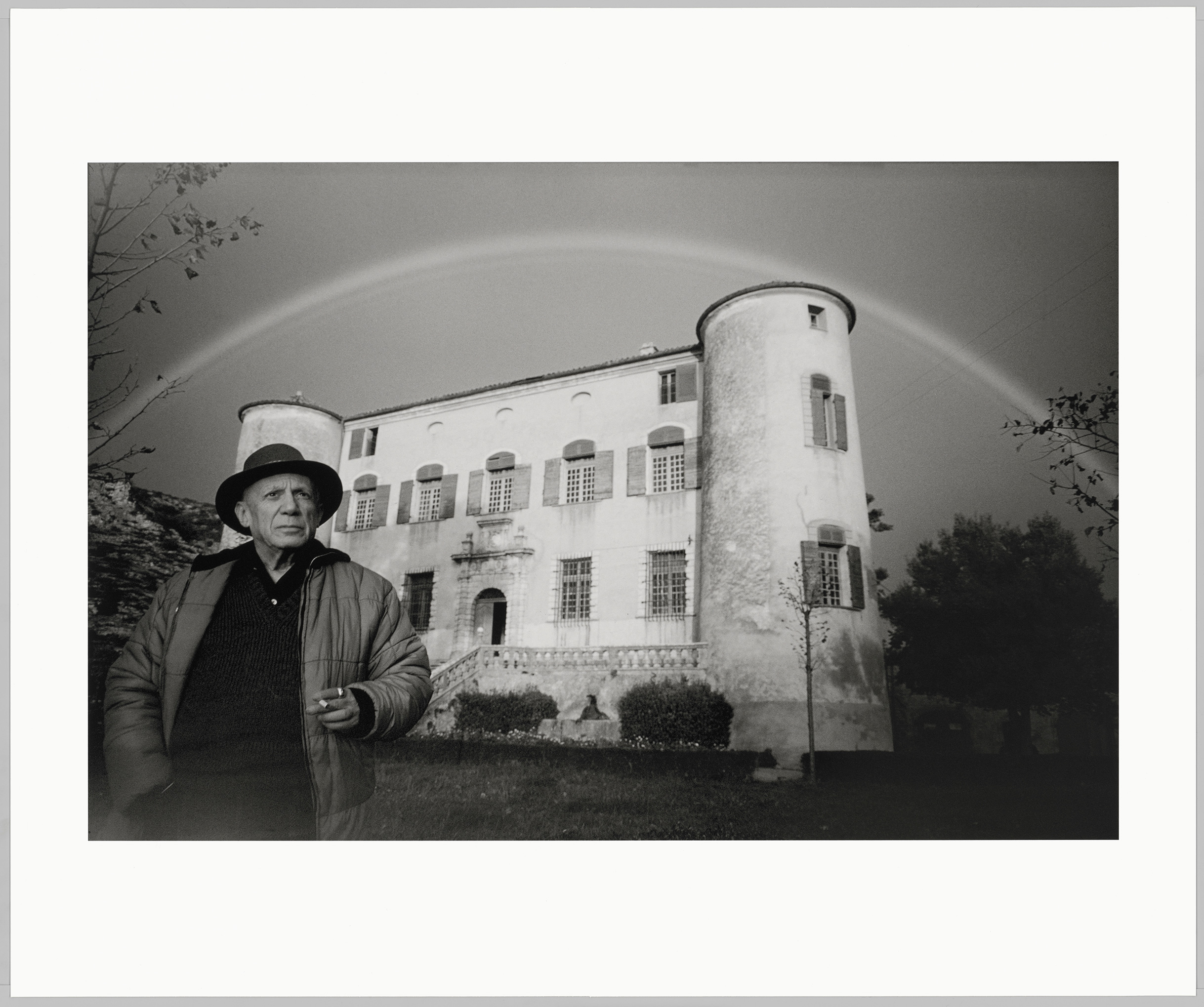 David Douglas Duncan - Pablo Picasso devant le Château de Vauvenargues, en automne 1959 - DunDav001 - 16-593474