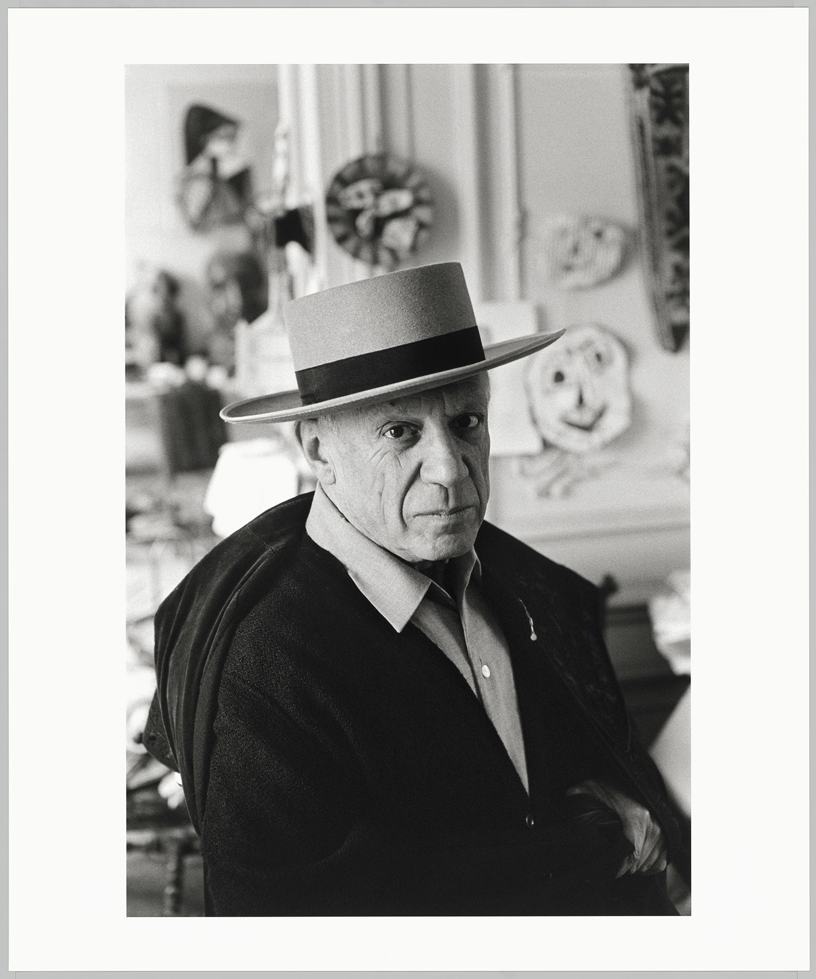 David Douglas Duncan - Pablo Picasso avec un sombrero espagnol dans l'atelier de La Californie - DunDav019 - 16-593491