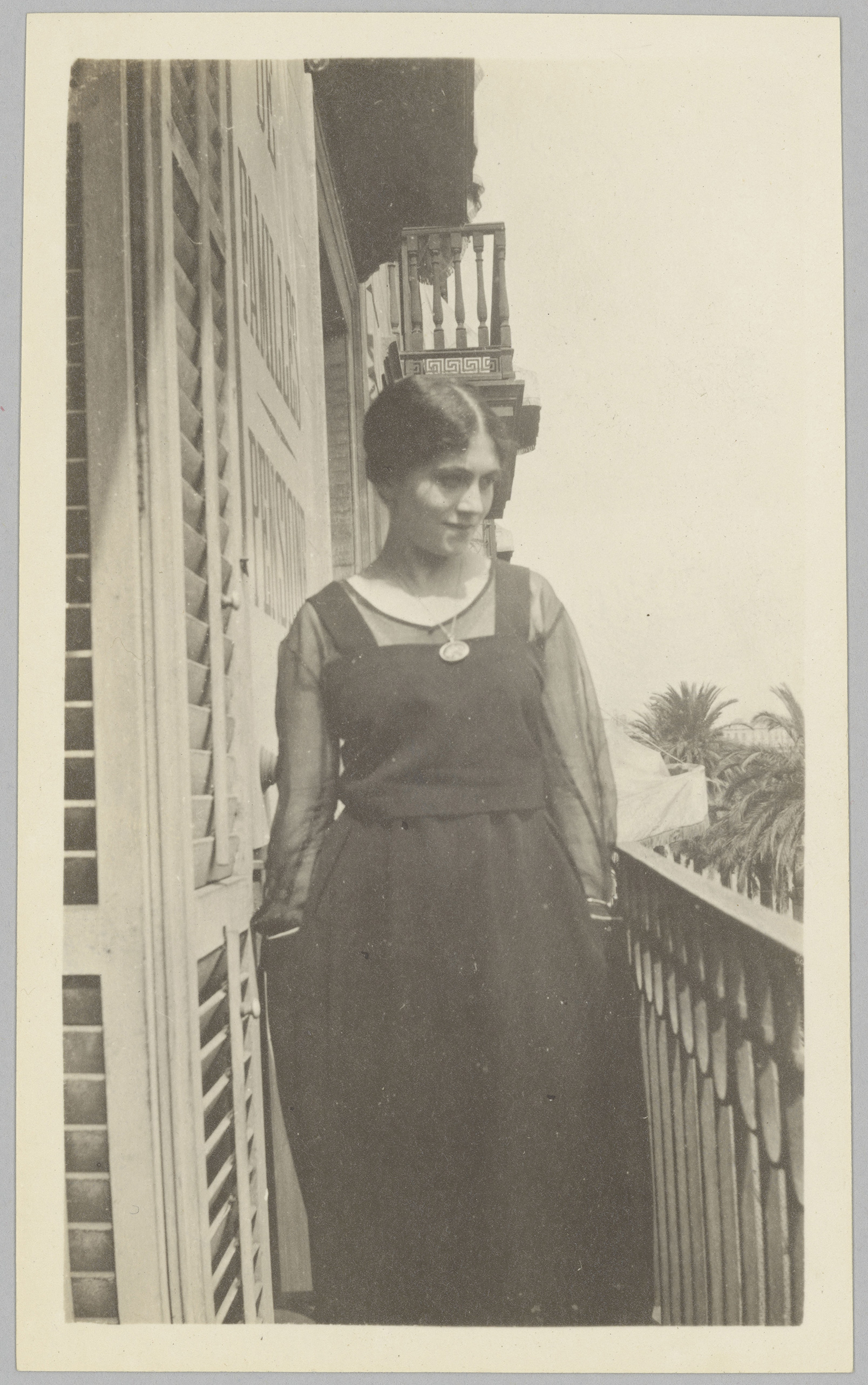 Picasso - Olga Khokhlova sur le balcon de l'hôtel Ranzini, Barcelone, en 1917 - APPH3627(13) - 17-501606 