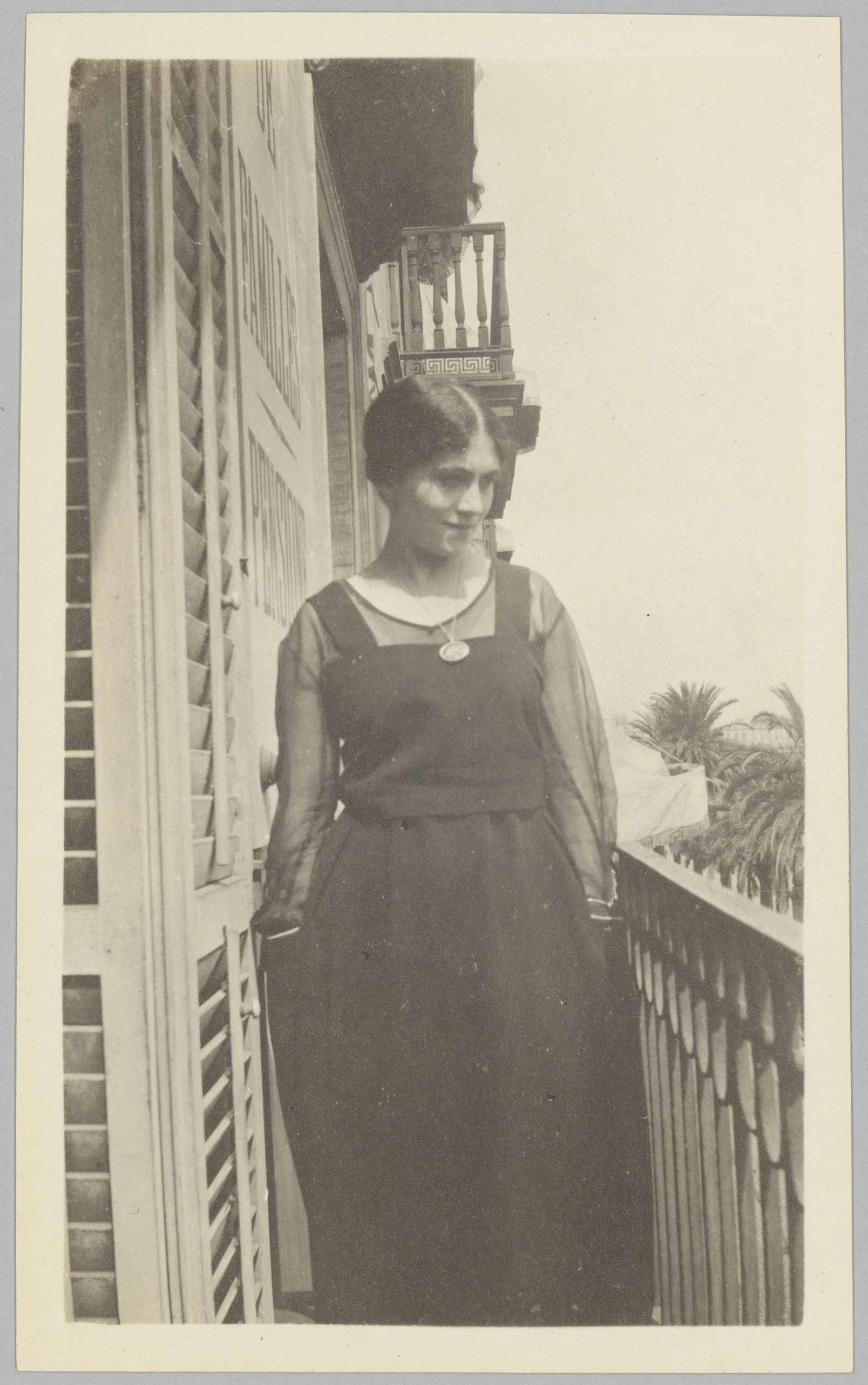 Picasso - Olga Khokhlova sur le balcon de l'hôtel Ranzini, Barcelone, en 1917 - APPH3627(13) - 17-501606