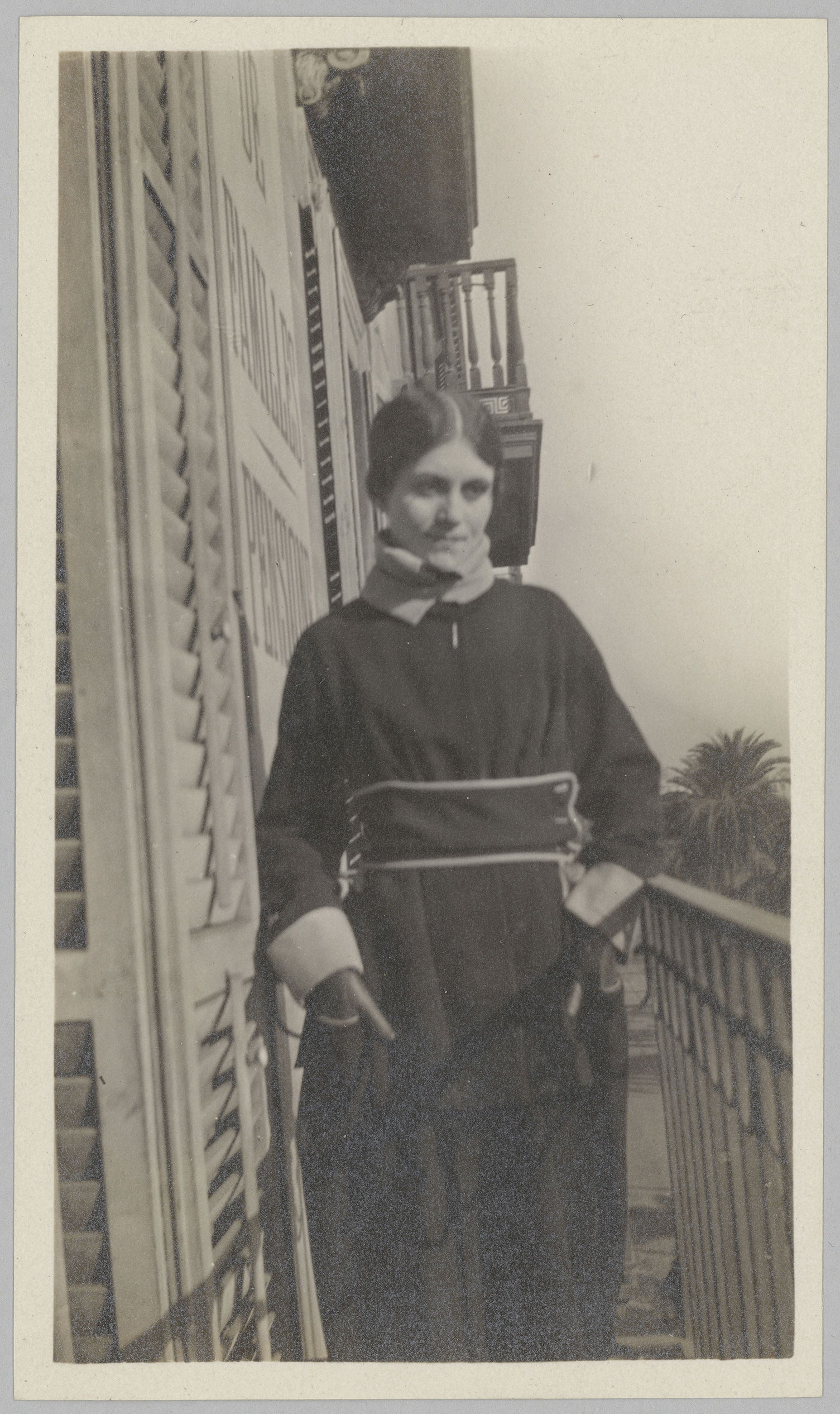 Picasso - Olga Khokhlova sur le balcon de l'hôtel Ranzini, Barcelone, en 1917 -  APPH3638 - 17-501628