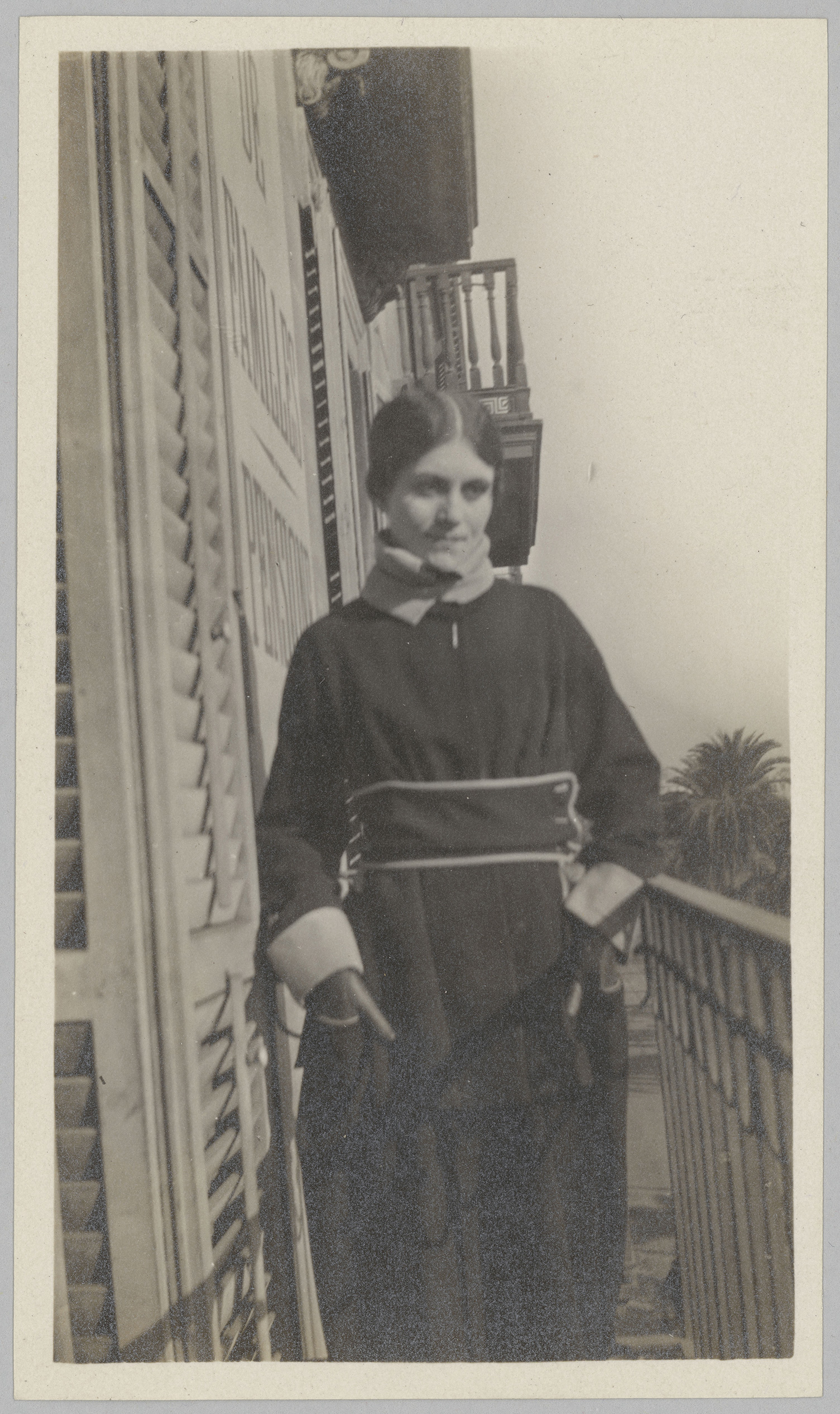 Picasso - Olga Khokhlova sur le balcon de l'hôtel Ranzini, Barcelone, en 1917 - APPH3638 - 17-501628