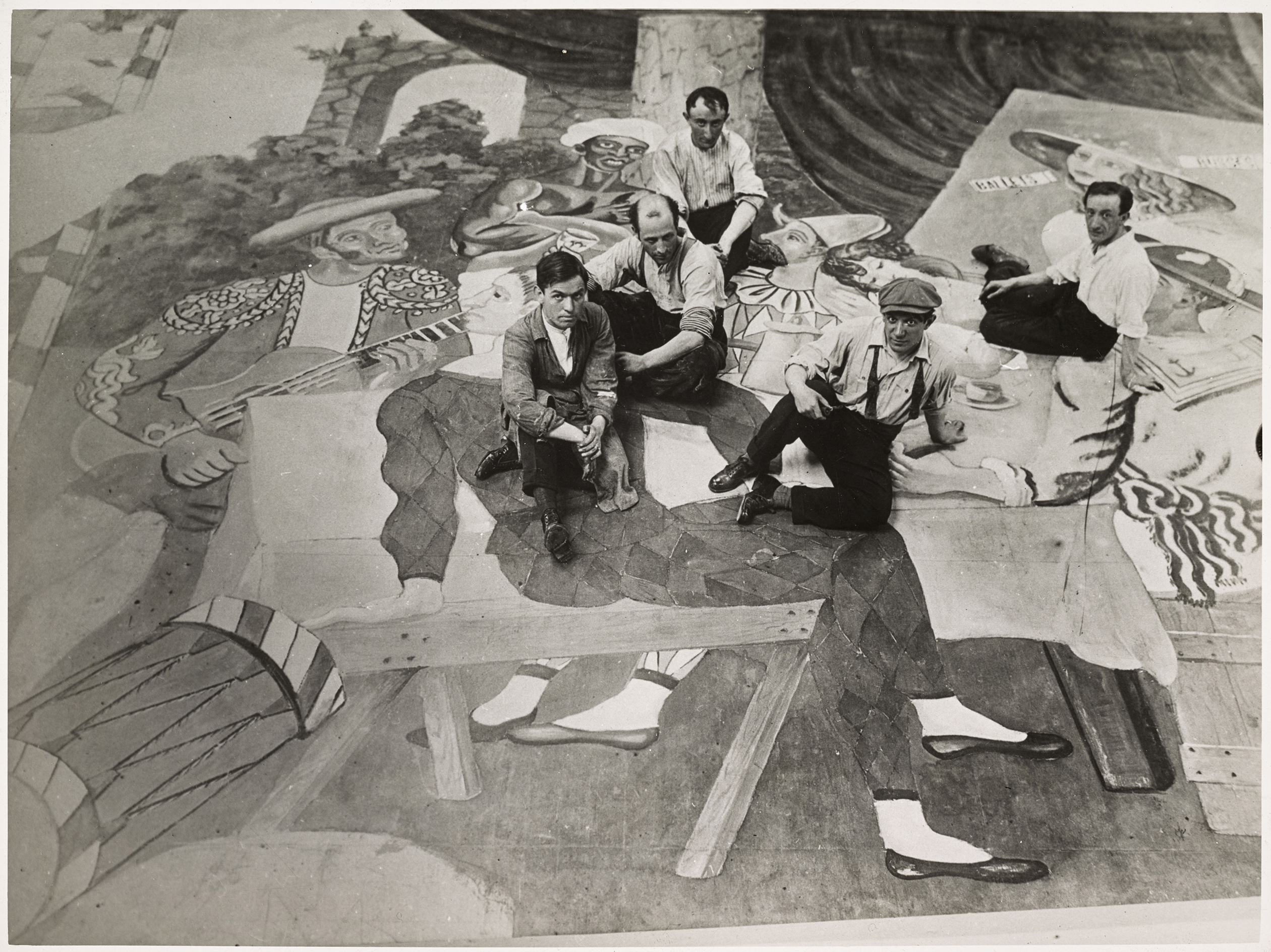 Dora Maar - Reproduction de la photographie de Harry B. Lachman (attribué à) : Pablo Picasso et ses assistants assis sur le rideau de scène "Parade" en cours d'exécution à Montparnasse - MP1998-144 -18-542472