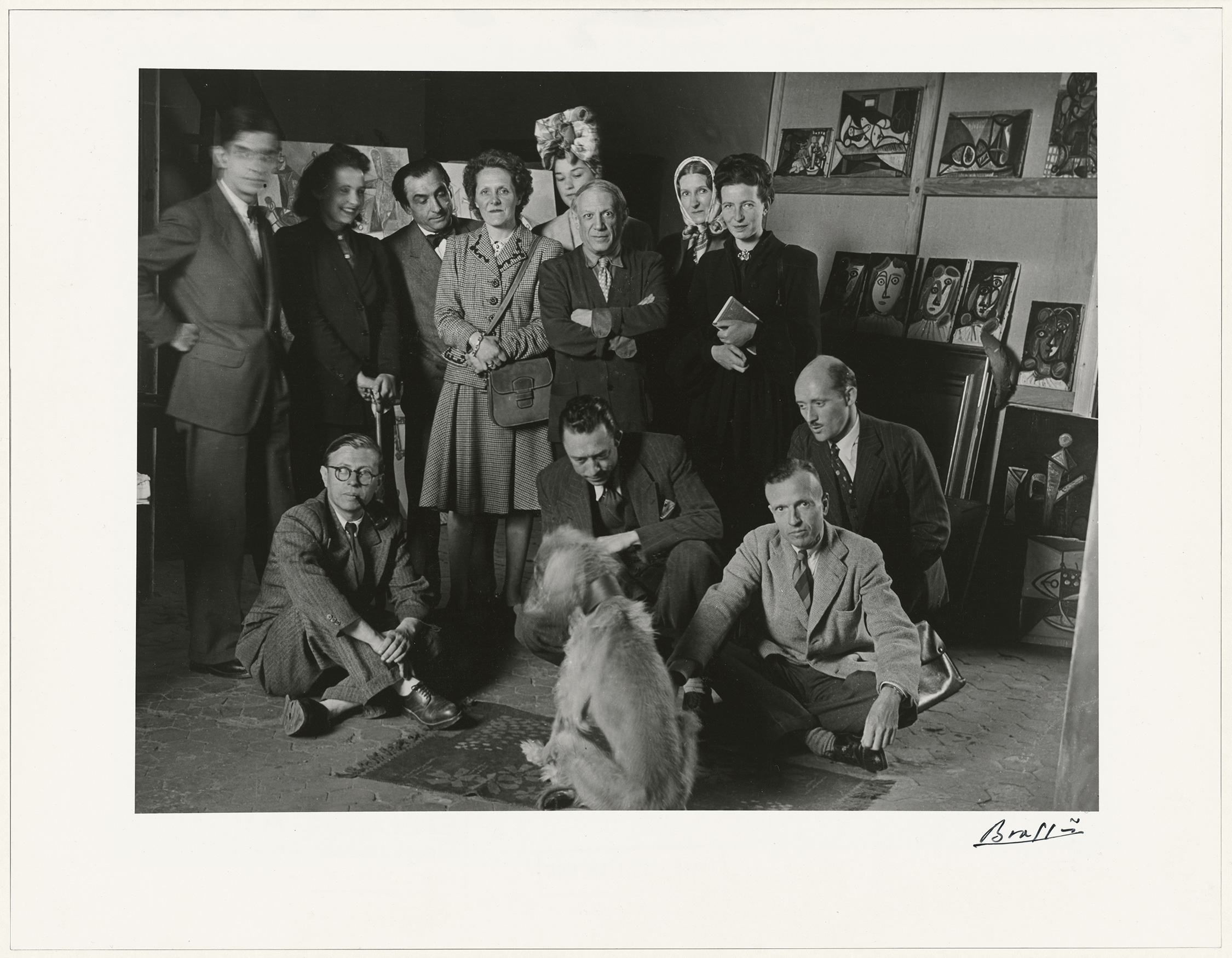 Brassaï - Groupe dont Picasso et Jean-Paul Sartre lors de la lecture du "Désir attrapé par la queue" dans l'atelier des Grands-Augustins - MP1986-32 - 18-542471