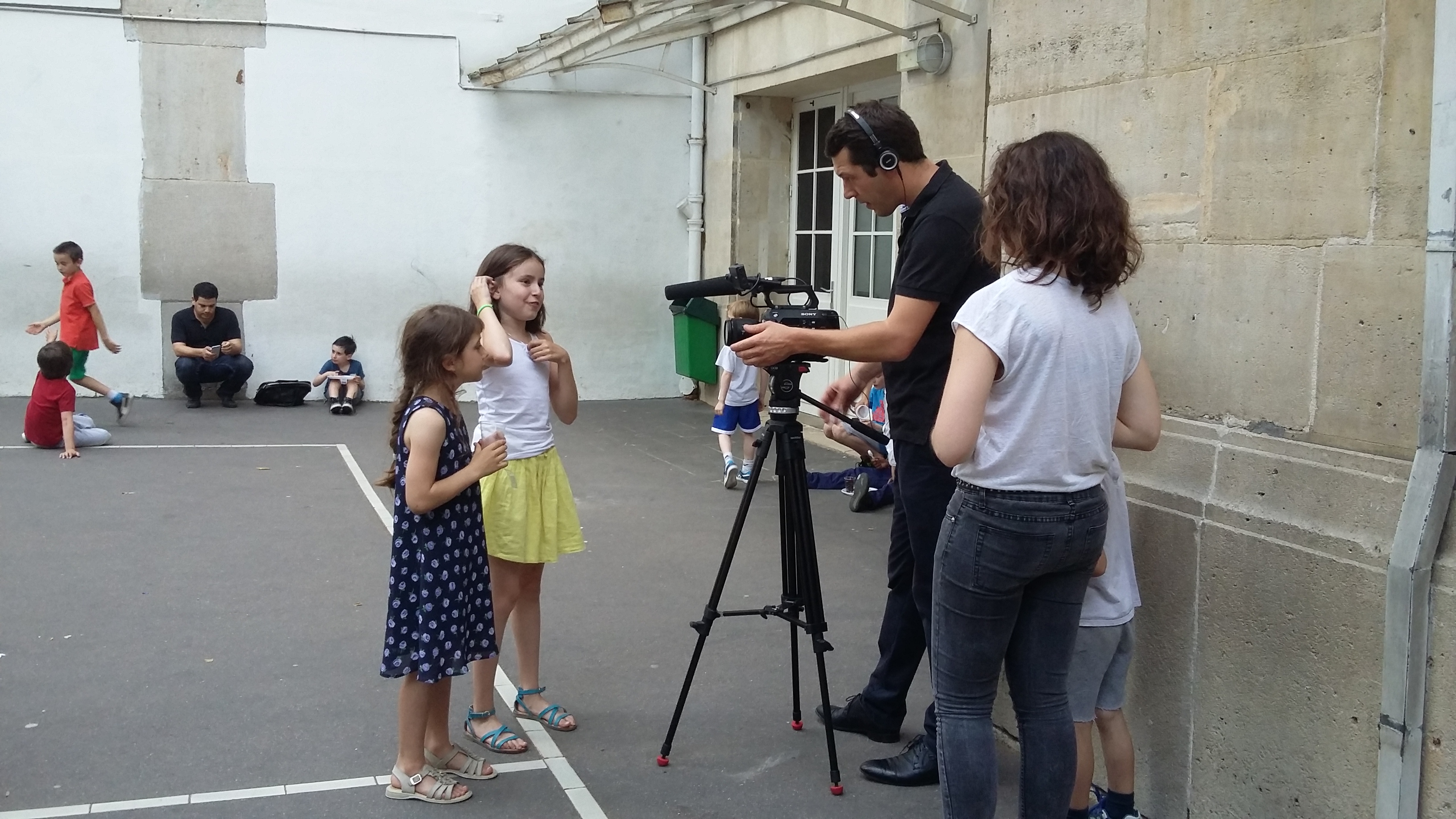 Séquence tournage pour deux élèves de l’école.