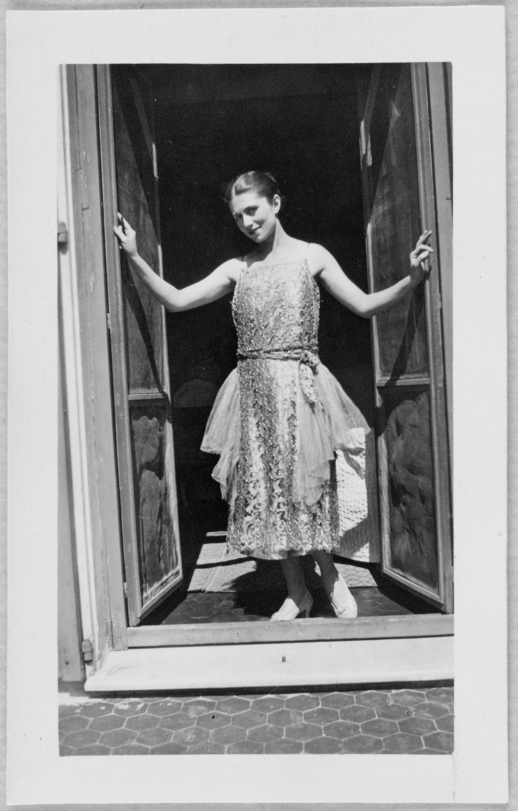 Picasso - Olga Picasso en robe de soirée dans l'encadrement de la porte-fenêtre, à la Villa Les Sables, Juan-les-Pins - APPH6475 - 94-058639