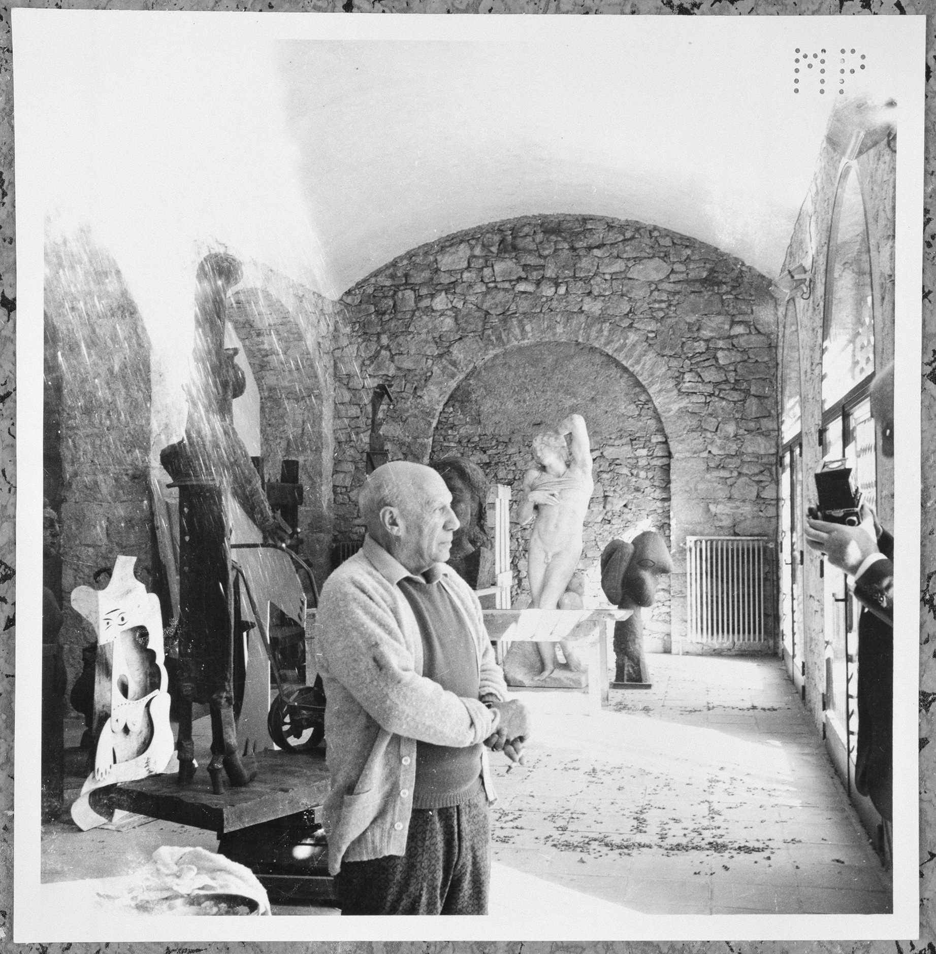 Andres Gomès - Picasso dans son atelier au milieu de ses sculptures - MPPH1171 - 95-023611