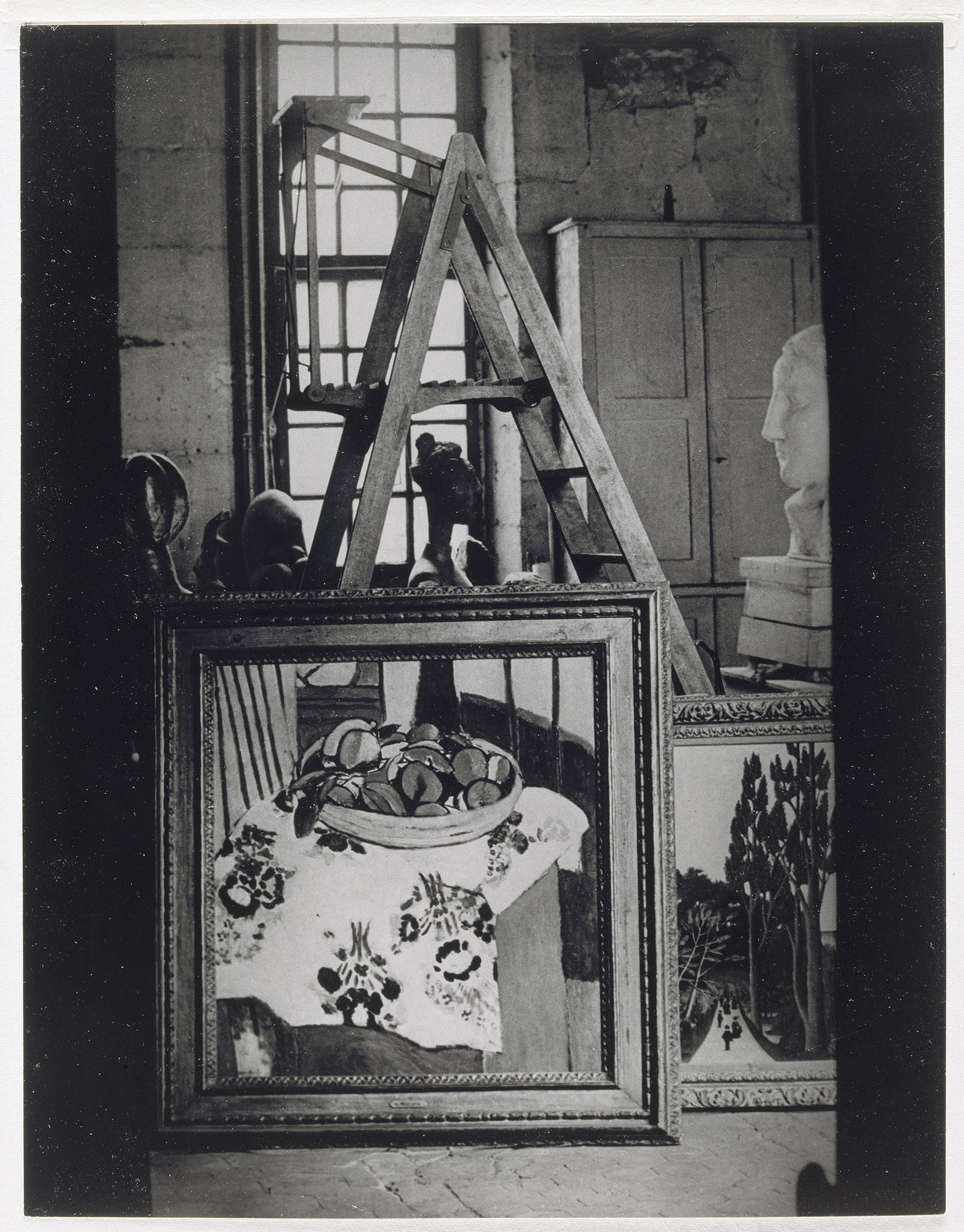 Brassaï - "La Nature morte aux oranges" dans l'atelier des Grands-Augustins - MP1986-30 - 99-024760