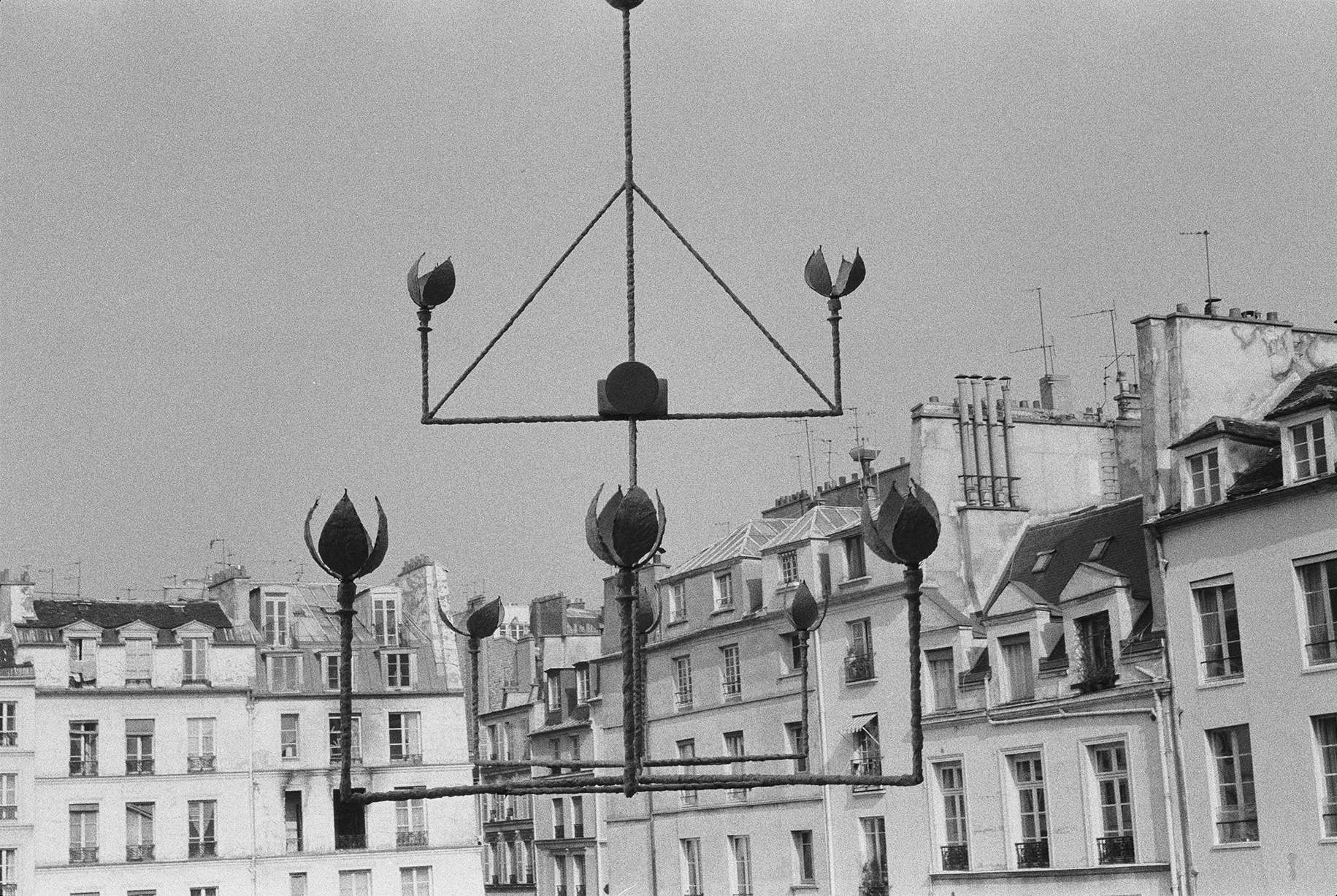 Laurence Berthon-Marceillac - Le plafonnier à huit branches (maquette grandeur nature) passant par la fenêtre du grand salon de l’hôtel Salé