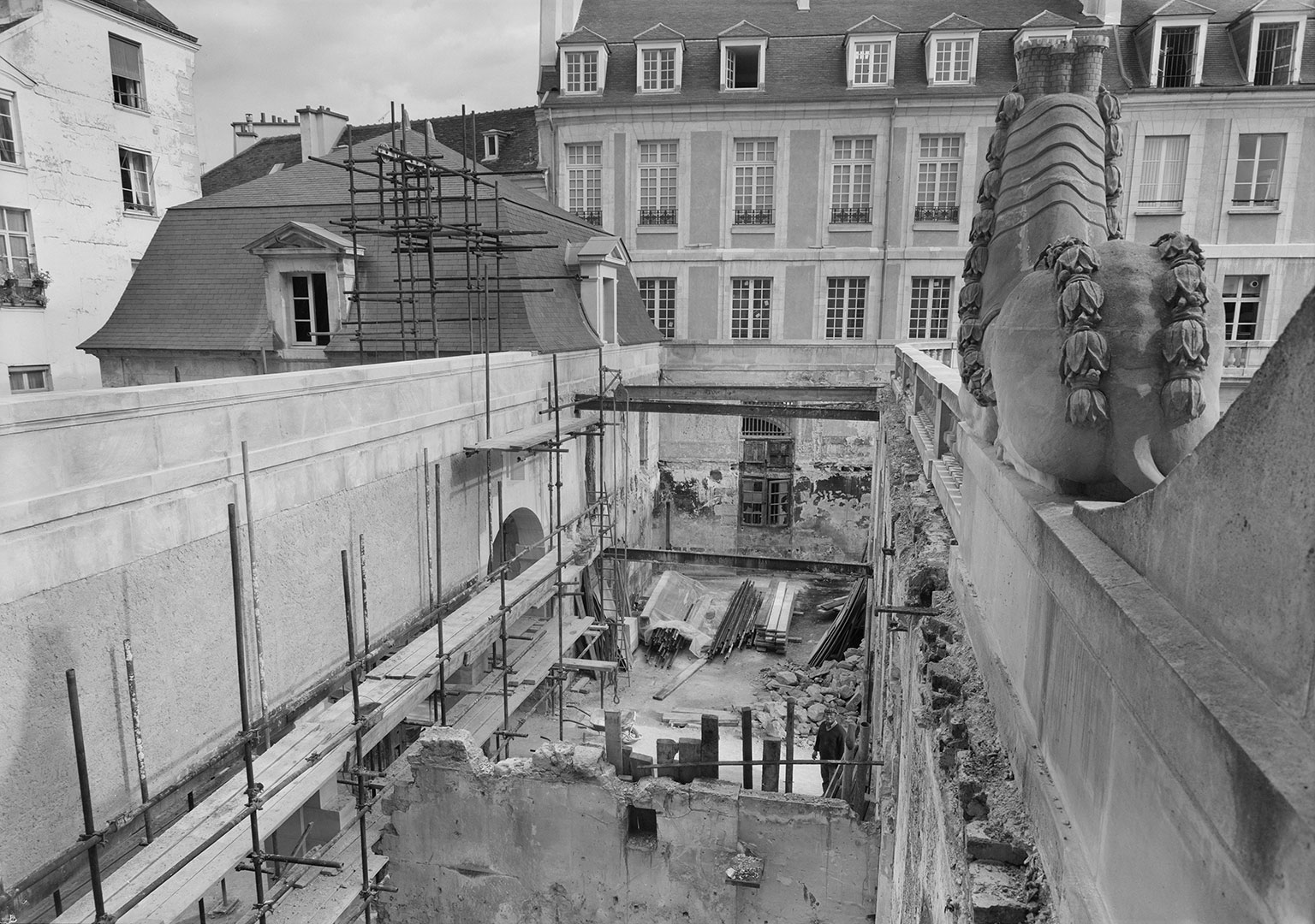 Jean Gourbeix - Vue extérieure du chantier de l'hôtel Salé à Paris, lors de sa restauration, et son aménagement pour accueillir le musée Picasso-Paris