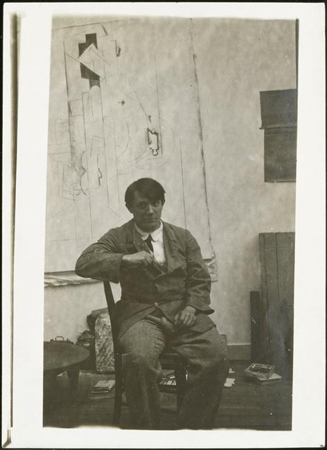 Anonyme - Portrait de Pablo Picasso devant "Construction au joueur de guitare" - APPH2857 - 16-516720 