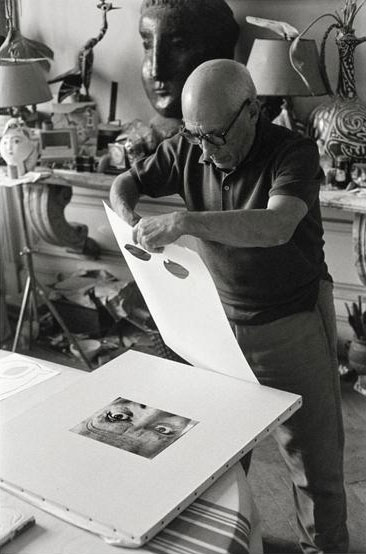 David Douglas Duncan - Picasso découpant une feuille pour en faire un masque-hibou dans l'atelier de La Californie, Cannes - DunDav152 - 16-569924