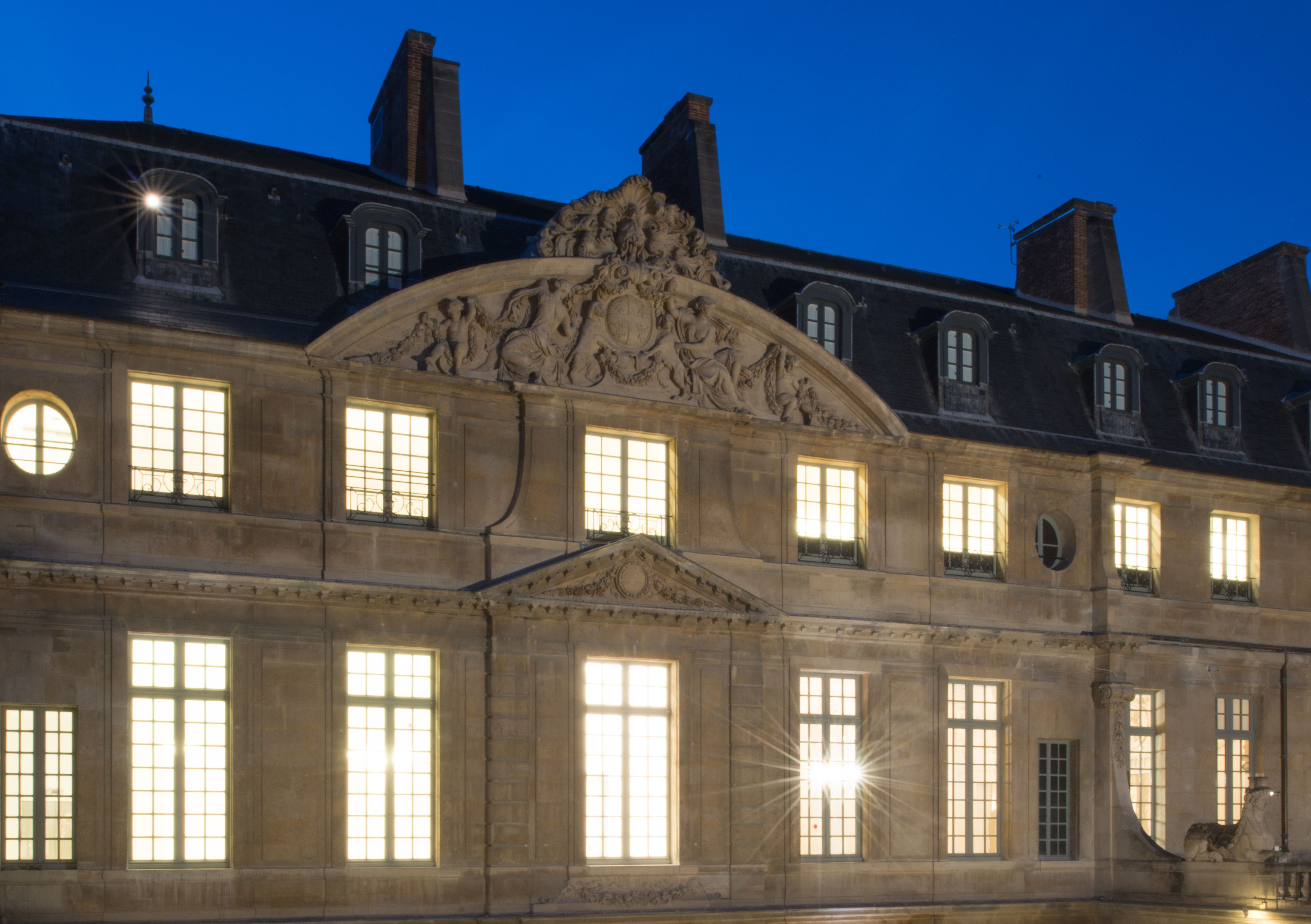 Façade illuminée du Musée Picasso-Paris