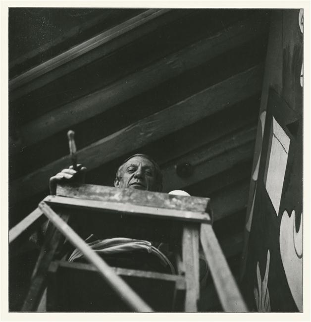 Dora Maar, Picasso sur un escabeau dans l’atelier des Grands-Augustins, mai-juin 1937, Paris, Musée national Picasso – Paris