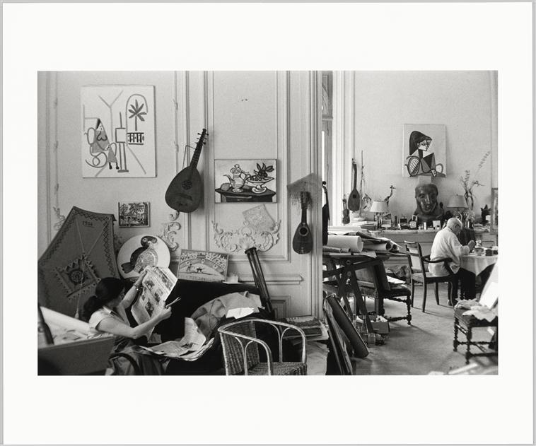 Duncan David Douglas, Jacqueline Roque découpant les articles sur Picasso dans le journal, Picasso peignant une céramique dans l’atelier de La Californie, 1957, Cannes, Musée national Picasso – Paris