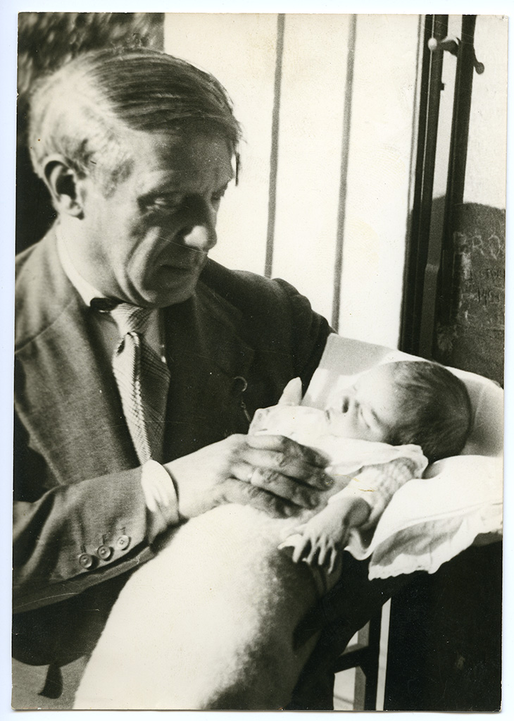 Marie-Thérèse Walter, Pablo Picasso et Maya, clinique du Belvédère, Boulogne-Billancourt, 6 septembre 1935, Collection particulière © Archives Maya Ruiz-Picasso © Succession Picasso 2022