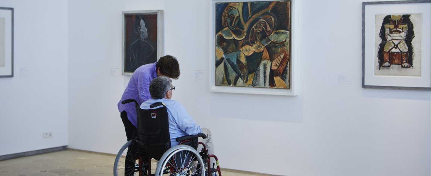 Visiteurs fauteuil roulant musée 